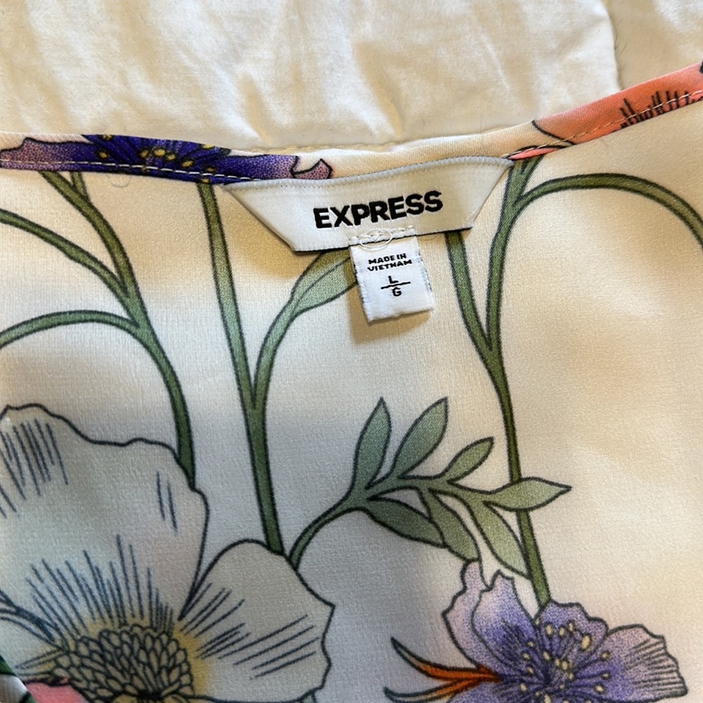 Express Floral V-Neck Tunic in Cream with Pink, Purple & Green - Picture 2 of 3